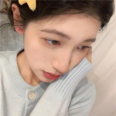 给小酒馆女子喝高杯酒 海报