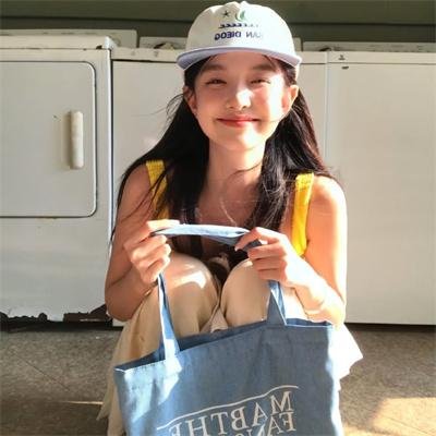 辣妹与恐龙 海报